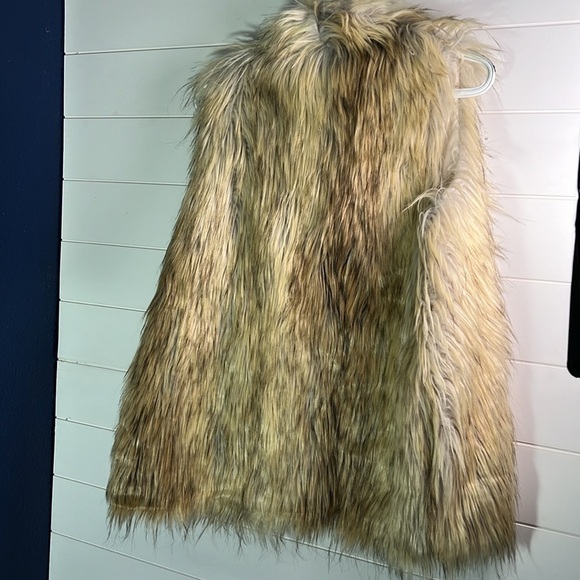 Grace and lace faux fur vest large. A380 - Picture 3 of 3